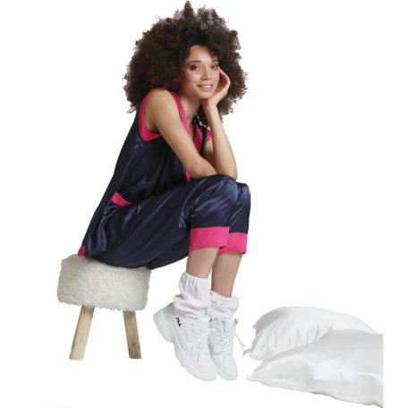 ensemble cozy wear pyjama chaussettes et oreiller en soie sur fond blanc