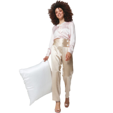 pyjama en soie nude avec taie d’oreiller en soie sur fond blanc